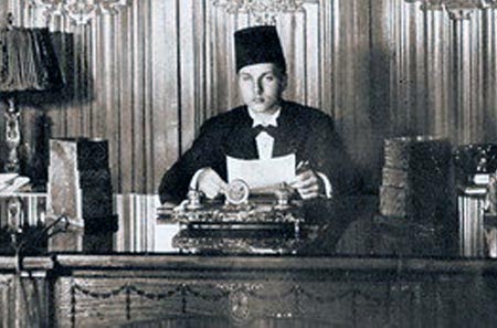 الملك فاروق فى اول حديث خطاب للاذاعة المصرية فى قصر القبة فى 8 مايو سنة 1936