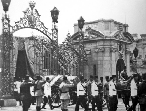 خروج جثمان الملك فؤاد من قصر القبة سنة فى 28 ابريل سنة 1936
